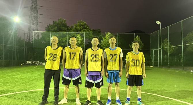 足球比赛中球员展现团队协作精神